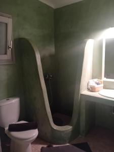 un bagno con lavandino, WC e specchio di Ione Seaside Residence a Santa Maria Altre 30 foto