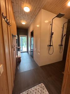 een badkamer met een inloopdouche en een inloopdouche bij Villa Kiiski in Teijo