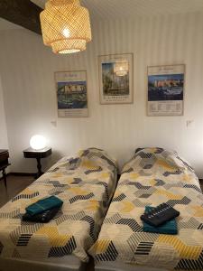 un letto e un divano in una camera di F3 hyper centre vieille ville coeur historique d'Ajaccio ad Ajaccio