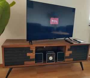 TV a/nebo společenská místnost v ubytování Ruhiges 4 Sterne Exzellenz-Appartement DIANA im Elb-Urstromtal - fast WLAN, good for long-terms