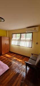 una stanza vuota con un letto e una finestra di บ้านเขียมเลียบคลอง โฮมสเตย์ a Ban Ko Thuat