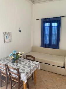 una camera con tavolo e letto e tavolo e sedie di Appartamenti sul mare da Antonino a Mattinata