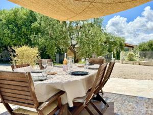 Villa SYAGRUS - Easy Home Booking في نيس: طاولة حولها مفرش وكراسي بيضاء