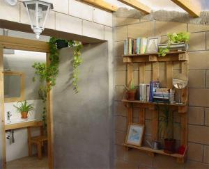 una habitación con una puerta con plantas y libros en Forest Days, en Navès