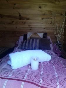 AguatonaにあるTantraloveのベッド(白い毛布、キャンドル付)