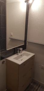 Koupelna v ubytování Maisonnette au bord du lac marin + 5 fotografií