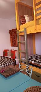 - une chambre avec 2 lits superposés et une échelle dans l'établissement SULTANA Beach Riad, à Saïdia