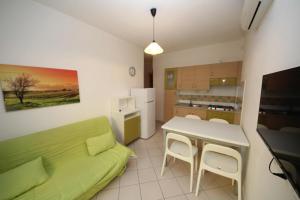 Kuchyň nebo kuchyňský kout v ubytování Residence Sole e Mare appartamenti