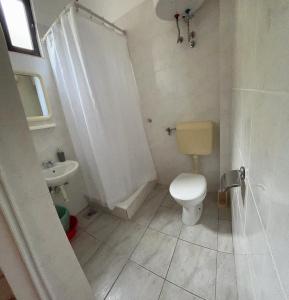 ein weißes Badezimmer mit Toilette und Waschbecken in der Unterkunft Rooms with shared kitchen "Milica" in Drvenik + 43 Fotos