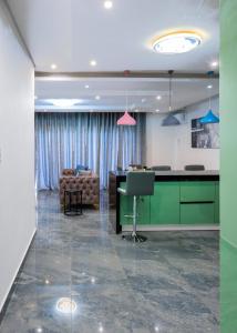 una sala de estar con un sofá y una mesa en FB-Canatal Luxury Apartments, en Ciudad del Cabo