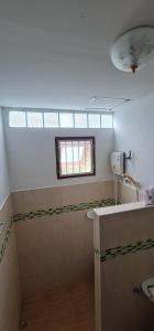 un bagno con lavandino e finestra di บ้านเขียมเลียบคลอง โฮมสเตย์ a Ban Ko Thuat