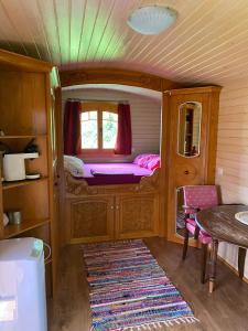 małą sypialnię z małym łóżkiem w domku w obiekcie Bungalow de 2 chambres avec piscine partagee jardin et wifi a Saint Pardoux w mieście Saint-Pardoux