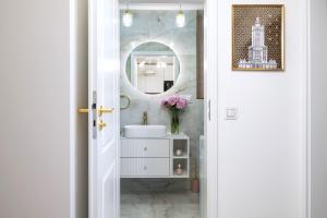 un baño con lavabo y espejo en Stunning 2-BR Apartament Palace in the window, air-conditioning 500m to Central Station, en Varsovia