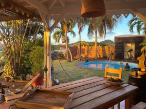 Kolam renang di atau dekat dengan Bubble House - Villa vue mer - Le Robert