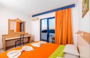 Postel nebo postele na pokoji v ubytování Ekaterini Hotel