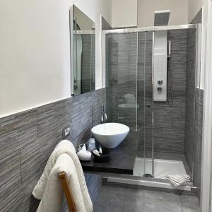 La salle de bains est pourvue d'un lavabo et d'une douche. dans l'établissement Grenada Home, à Praia a Mare