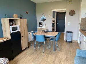 Cuisine ou kitchenette dans l'établissement Brise de mer sur la naturelle, Studio à Wimereux , parking