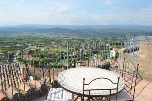 a table and chairs on a balcony with a view at Hôtel Restaurant Panoramique César in Bonnieux