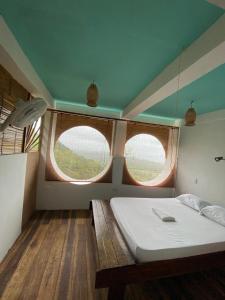 a bedroom with two large windows in a boat at Puerto Alto in Santa Marta
