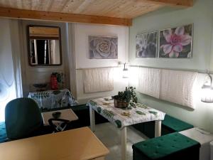 sala de estar con mesa, mesa y sillas en Casa Amari alla Zisa HOSTEL en Palermo
