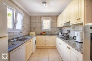 Kuchyňa alebo kuchynka v ubytovaní Villa La Paloma Blanca by Abahana Villas