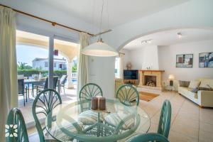 Televízia a/alebo spoločenská miestnosť v ubytovaní Villa La Paloma Blanca by Abahana Villas