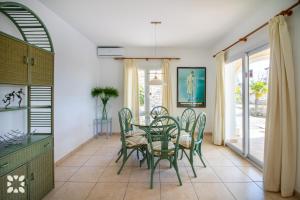 Posedenie v ubytovaní Villa La Paloma Blanca by Abahana Villas