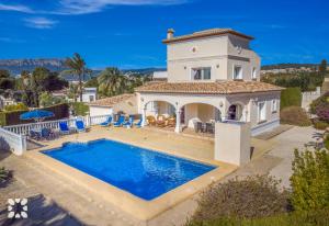 Bazén v ubytovaní Villa La Paloma Blanca by Abahana Villas alebo v jeho blízkosti