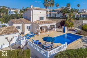 Bazén v ubytovaní Villa La Paloma Blanca by Abahana Villas alebo v jeho blízkosti + 13 fotografií