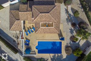 Bazén v ubytovaní Villa La Paloma Blanca by Abahana Villas alebo v jeho blízkosti
