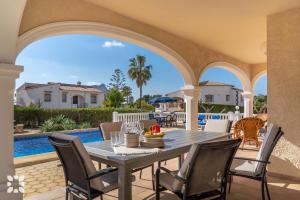 Bazén v ubytovaní Villa La Paloma Blanca by Abahana Villas alebo v jeho blízkosti
