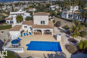 Bazén v ubytovaní Villa La Paloma Blanca by Abahana Villas alebo v jeho blízkosti