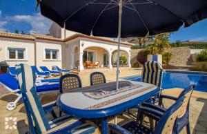 Bazén v ubytovaní Villa La Paloma Blanca by Abahana Villas alebo v jeho blízkosti