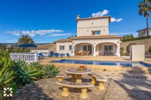 Bazén v ubytovaní Villa La Paloma Blanca by Abahana Villas alebo v jeho blízkosti