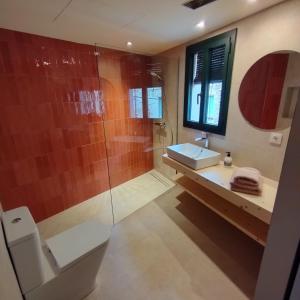 Ένα μπάνιο στο Emporda Habitaciones