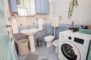 A bathroom at Late Story