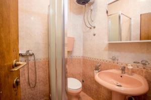 A bathroom at Late Story