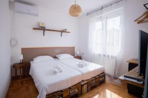 A bed or beds in a room at Late Story