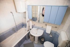 A bathroom at Late Story