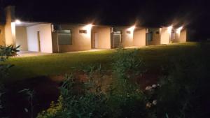 una casa por la noche con luces en el patio en Noah Housing en Santo Tomé