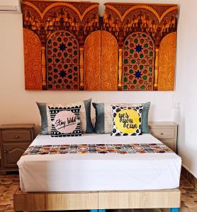 um quarto com uma cama com duas almofadas em SULTANA Beach Riad em Saïdia