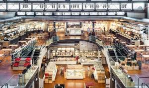 a large store filled with lots of products in a building at EXCELENTE Flat junto aos Shoppings JK e Vila Olimpia in Sao Paulo