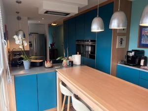 Kuchyň nebo kuchyňský kout v ubytování Duplex de caractère - 200m2