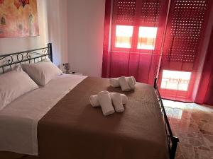 two towels are sitting on a bed in a bedroom at Luminosa casa punti cardinali in Siracusa