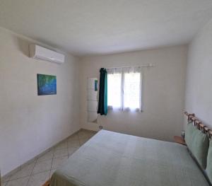 um quarto com uma cama e uma janela em casaisoladelba em Lacona