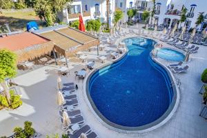 an overhead view of a swimming pool at a resort at Paloma Family Club in Bitez