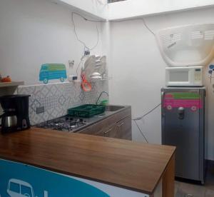 eine kleine Küche mit einem Herd und einer Mikrowelle in der Unterkunft Combi in Salento