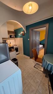Una sala de estar con una mesa y una cocina. en Great Buda Apartman, en Budapest