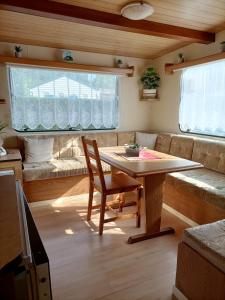sala de estar con mesa y sofá en Mobil home inter, en Berck-sur-Mer