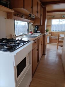 cocina con fogones y fregadero en Mobil home inter, en Berck-sur-Mer